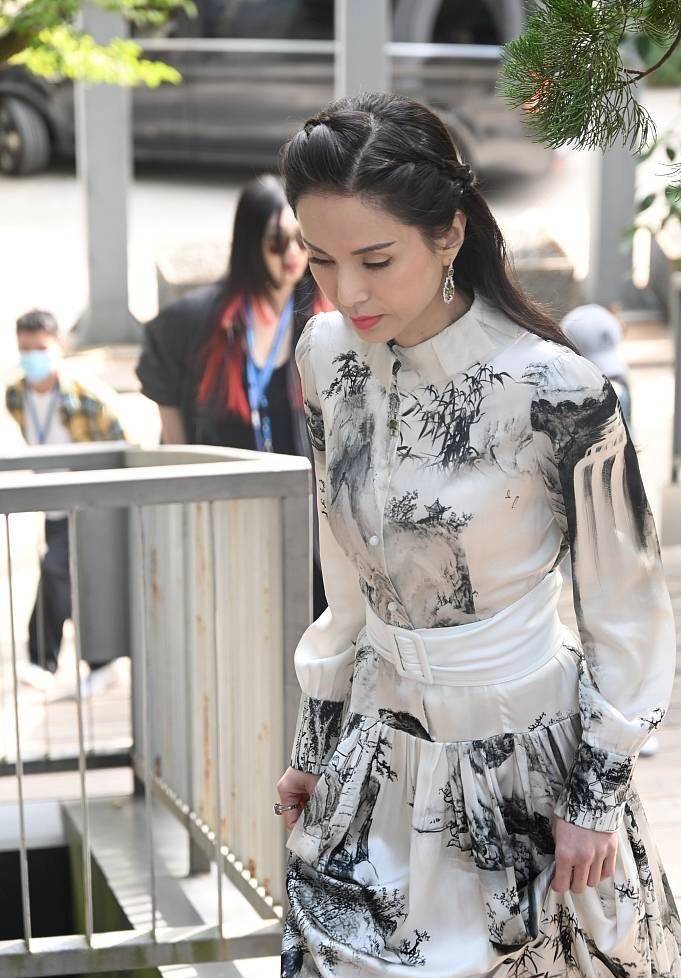 活动 李若彤出席活动被怼脸拍，穿水墨裙身材似少女，生图暴露真实年龄