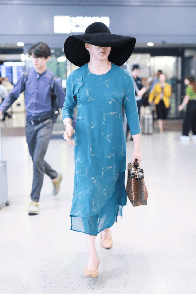 黑色 金星这样的穿搭真漂亮,蓝色宽松连衣裙清新自然,越来越有女人味