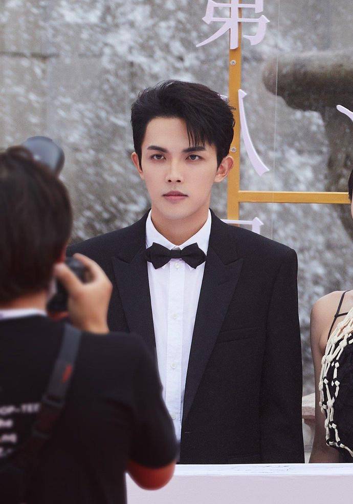 张雨绮男友李柄熹红毯首秀 紧张到面无表情浑身僵硬握紧拳头