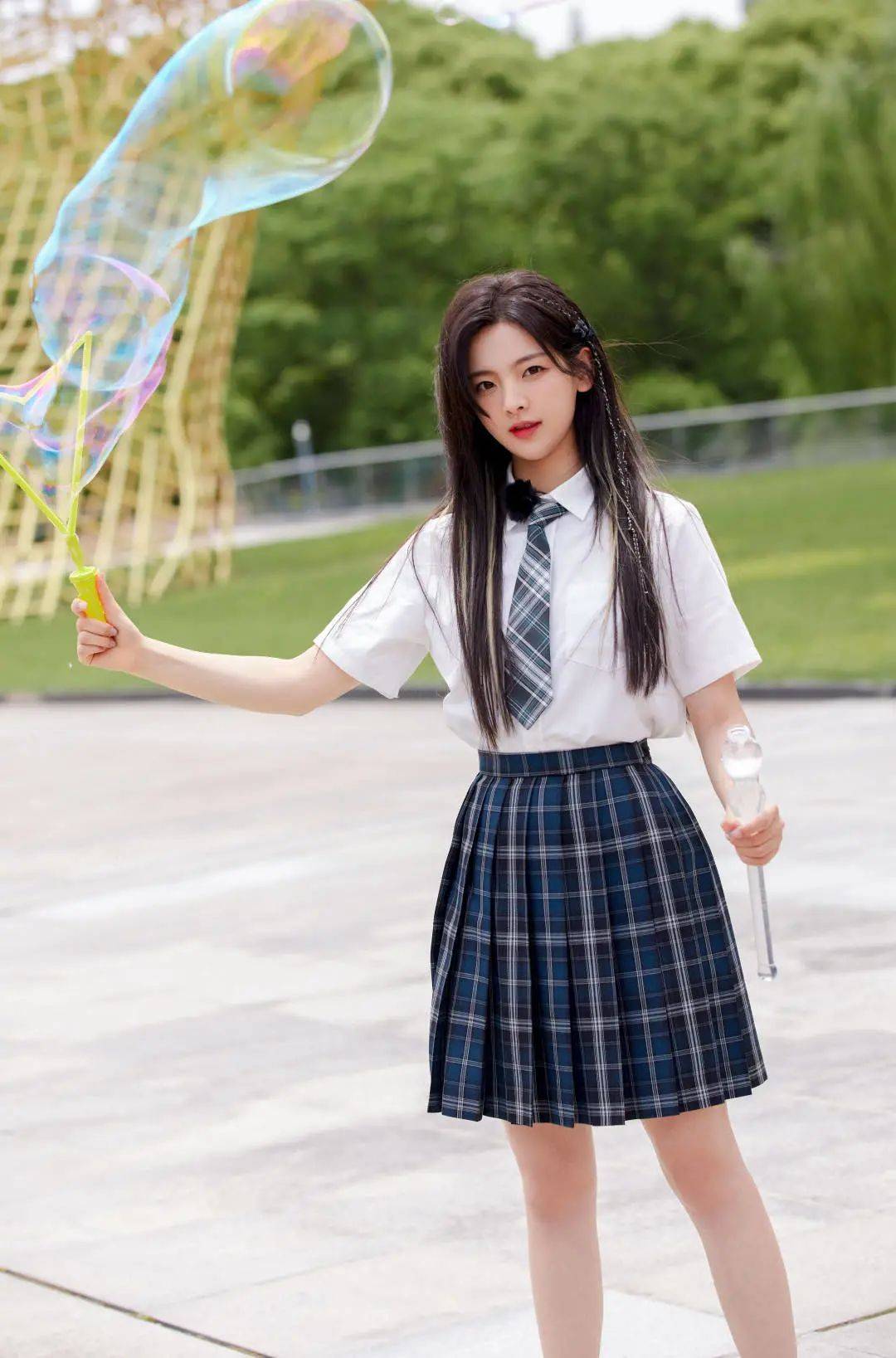 黑色 天才美少女：杨超越-多款穿搭显气质，双马尾的白色连衣裙更抢眼