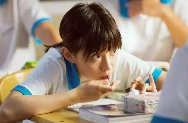 學生上課|河南一學生上課吃零食被忽視，父母大鬧學校，網友：家長哪來的臉