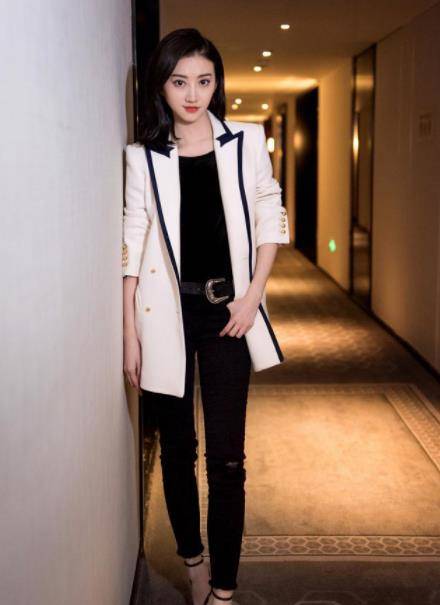 景甜 景甜穿衣太时尚了，一身半坡西装尽显御姐范，内搭白吊带很性感
