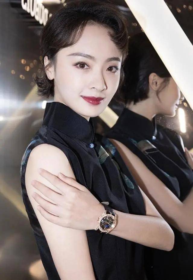 手表 孙铱气质真迷人，身穿黑色旗袍出席活动，搭配红唇分外有高级感！