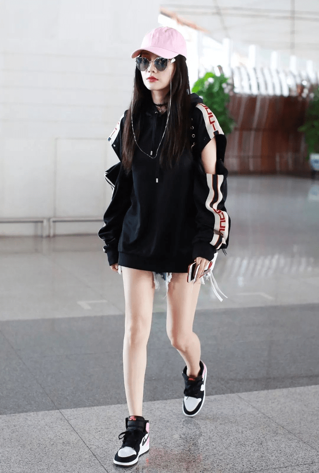 李小璐 李小璐不走甜美风也洋气，印花T恤配运动裤个性高调，抢眼时髦