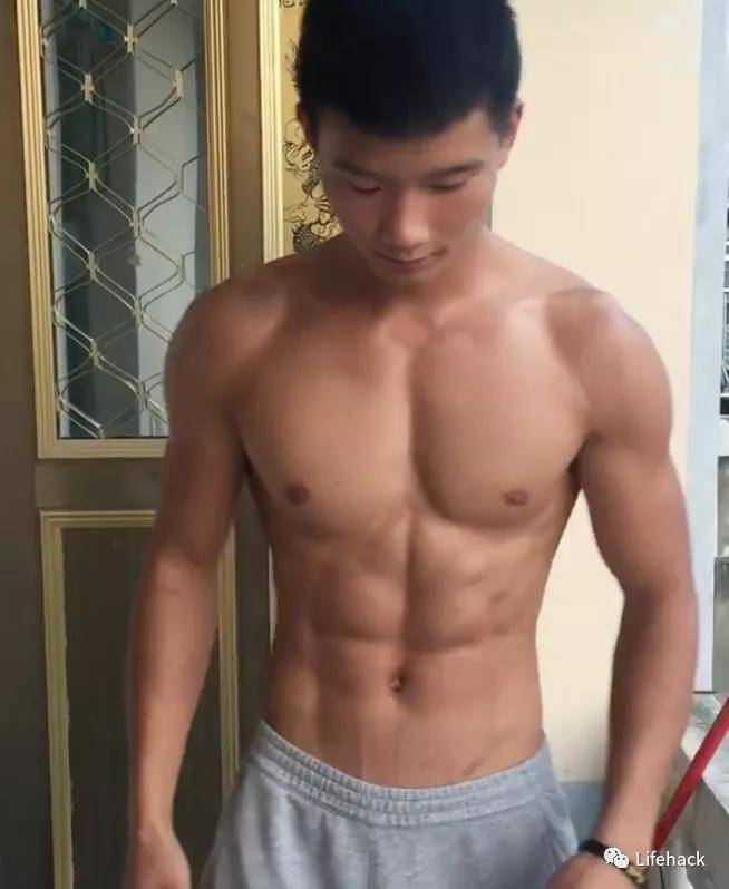 锻炼|农村小伙疯狂秀肌肉，身材碾压99%健身教练