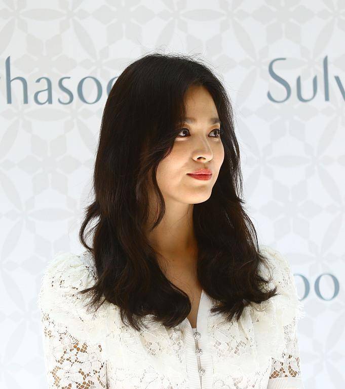 服装 宋慧乔虽然奔五了，生图还是这么的年轻，穿白裙一点不幼稚