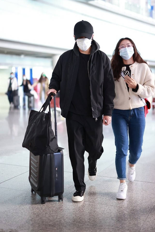 黑色 刘恺威现身,外穿黑色夹克下搭黑色裤子,这么酷一点都不显老!