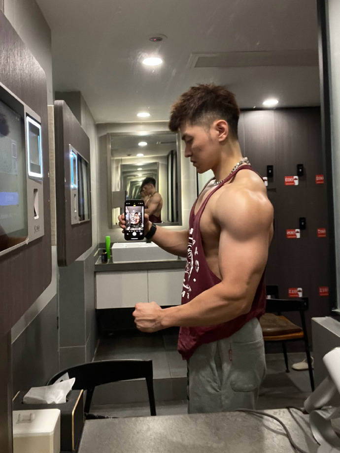原创黝黑色肌肤健身教练酷酷的巨蟹座大男孩一身腱子肉帅气逼人