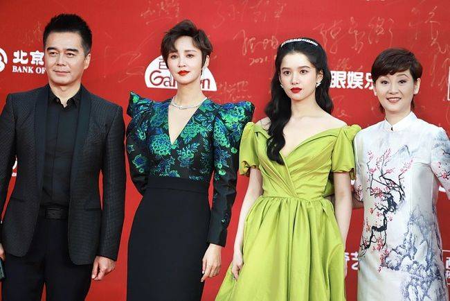 整体 徐帆一直都没变老,身材不仅没走样,连旗袍都驾驭得很完美