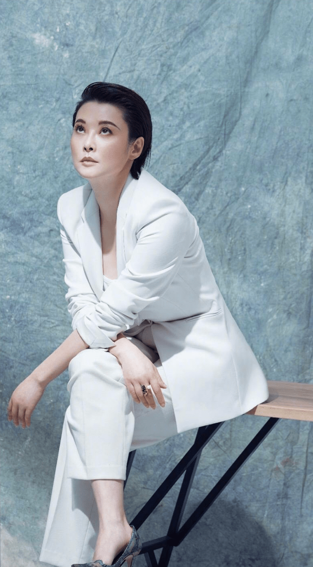 显得 袁立把“微胖美精髓”穿出来了，绿色连衣裙清爽简约，自信又温柔