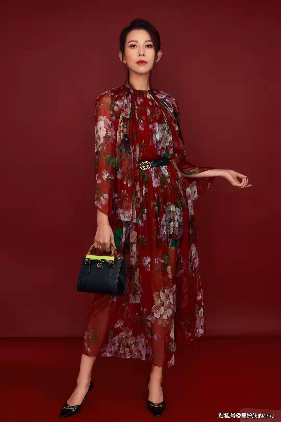 身材 蔡少芬年近半百却很俏，一头卷发配印花裙，少女魅力全开