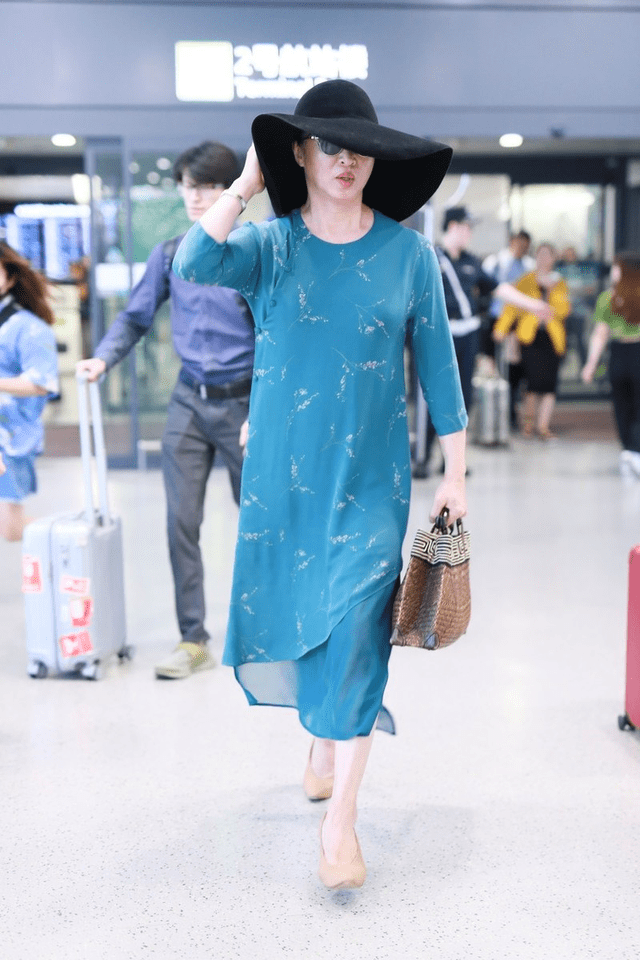 黑色 金星这样的穿搭真漂亮,蓝色宽松连衣裙清新自然,越来越有女人味