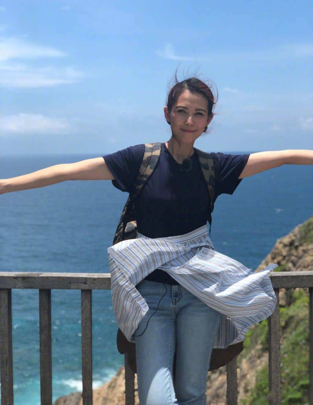 高手 蔡少芬真是扮嫩高手，“灯笼辫”配芭比粉上衣，看着像20多岁姑娘