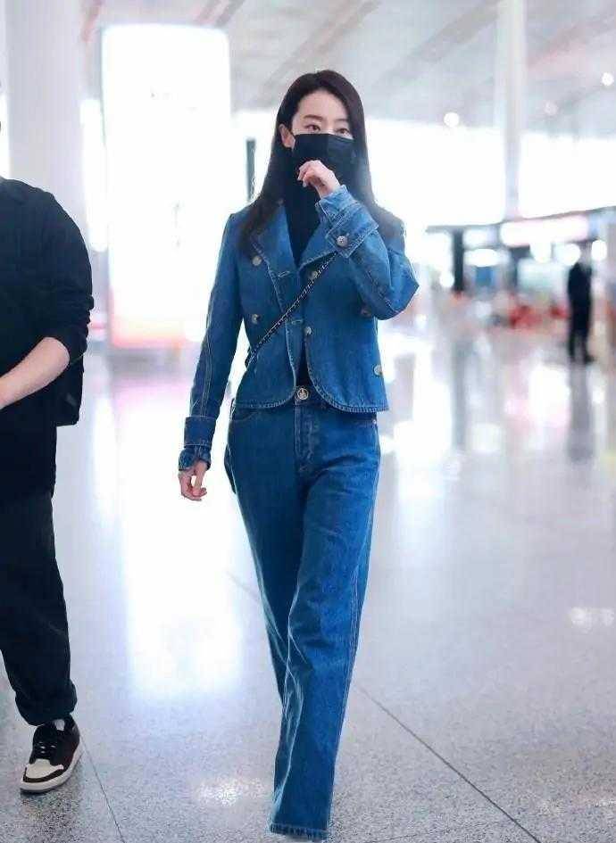 张小斐 张小斐火了后衣品真高级，一身牛仔穿搭简洁大气，明星范十足