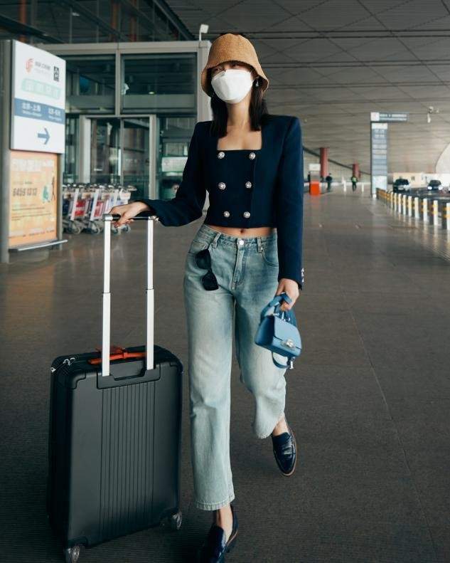 大气 辛芷蕾太拉好感，回老家参加婚礼妆容淡到显黑，首饰都不戴接地气