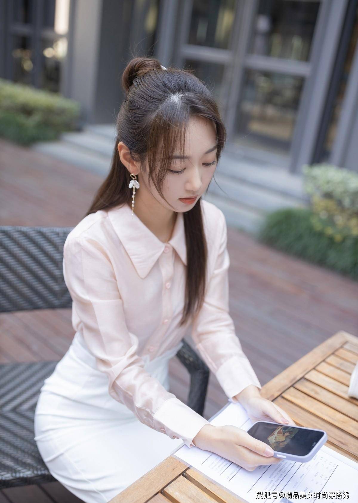 显高 浅粉色的衬衫很是清新减龄，下搭一条白色的半身裙，清新感十足