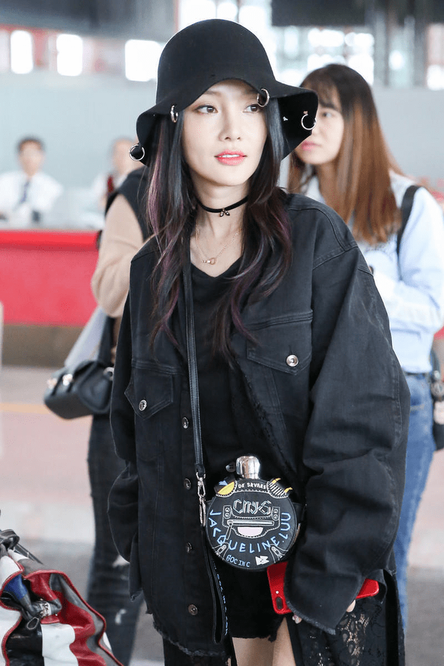 李小璐 李小璐依旧钟爱嘻哈风，黑色外套里还搭长款蕾丝外套装酷，真高调