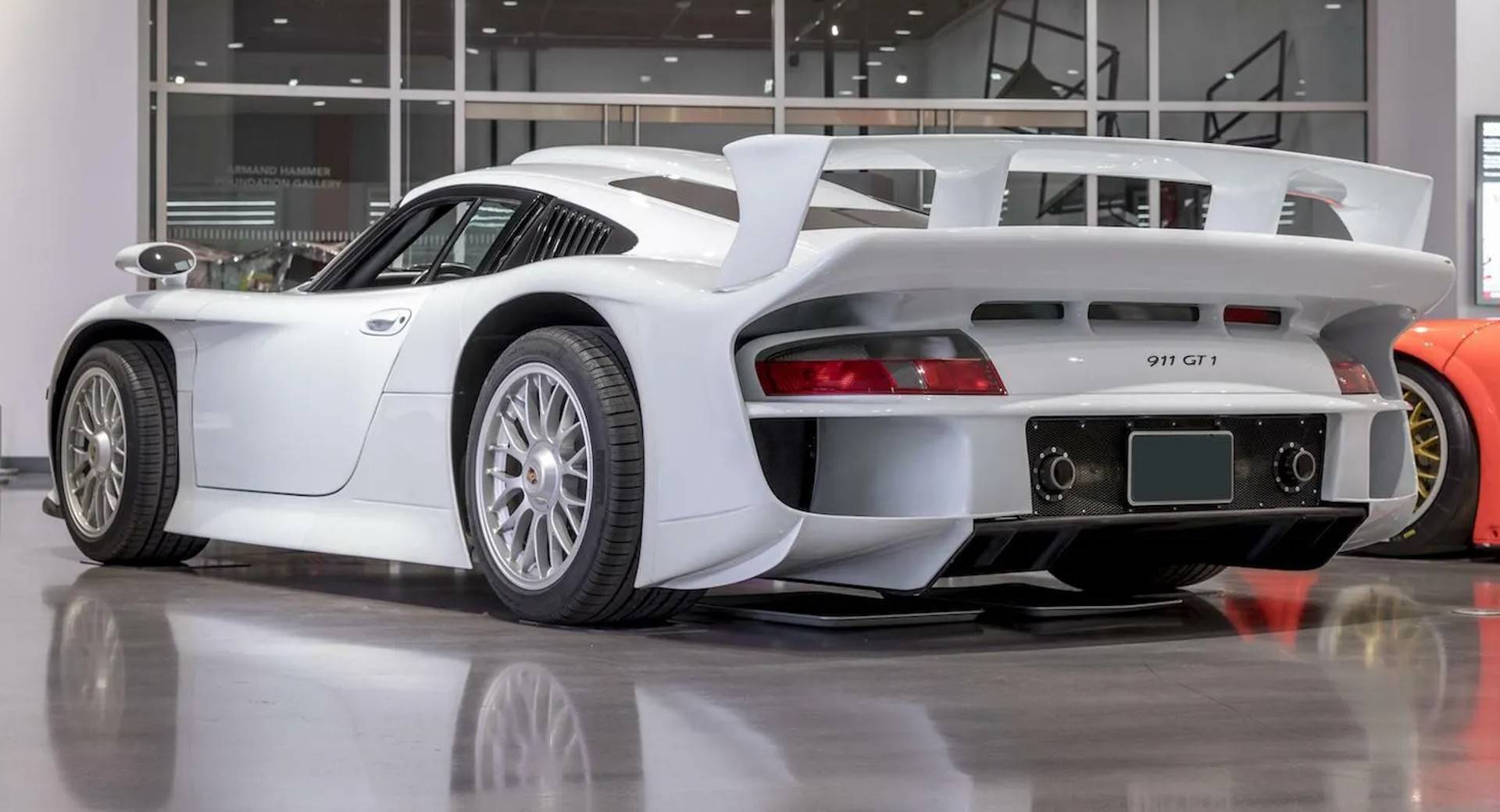 911 gt1 strassenversion最昂贵的销售记录发生在2017年古丁公司的