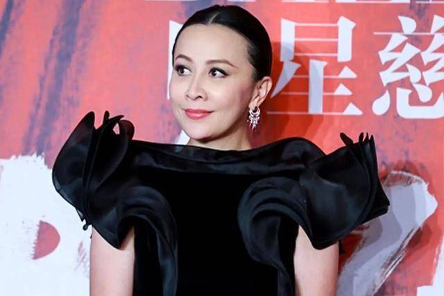 黑色 刘嘉玲是个洋气的“大婶”，黑色一字肩连衣裙霸气干练，潇洒时髦