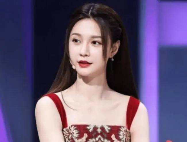 杜海涛|沈梦辰:主持出道与男友撒实名狗粮爆红,曾在节目中现了“原形”