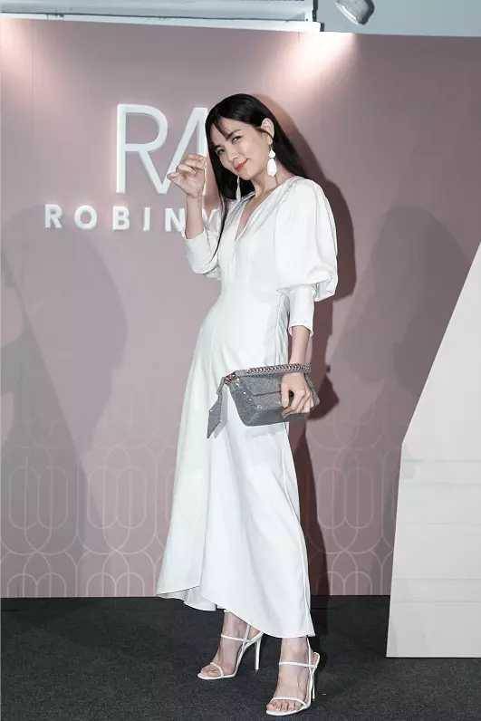 团里 “人到中年”的陈嘉桦，反而越来越有女人味儿了！