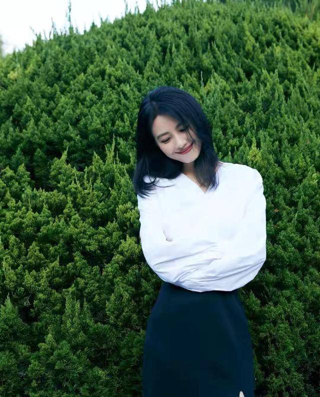 浅色 高圆圆真有气质女神范，浅色衬衫配牛仔裤简约利落，慵懒随性