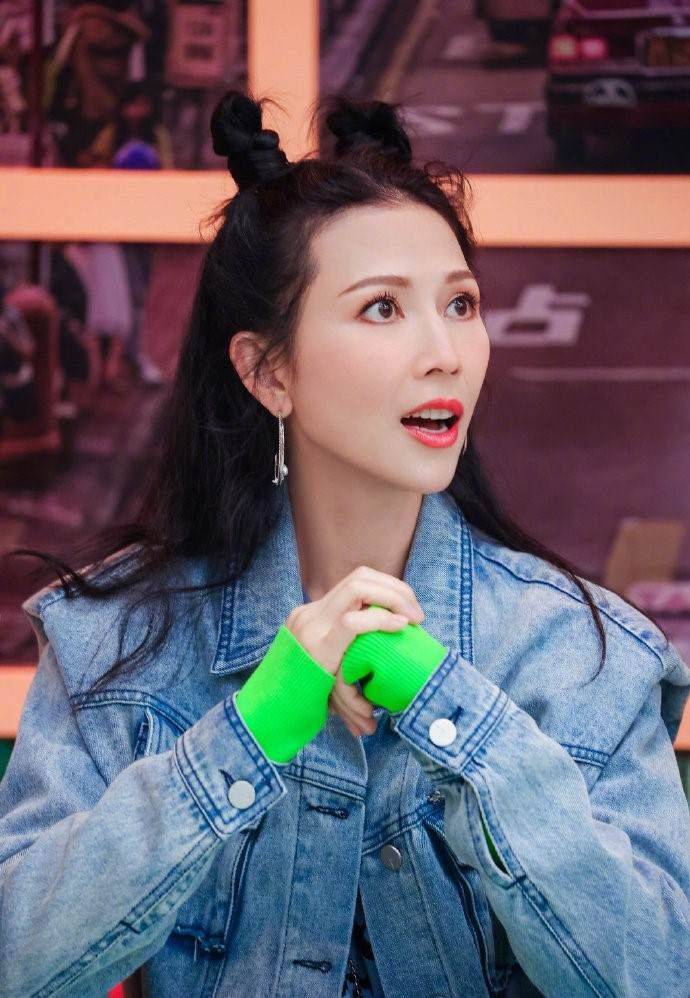 高手 蔡少芬真是扮嫩高手，“灯笼辫”配芭比粉上衣，看着像20多岁姑娘