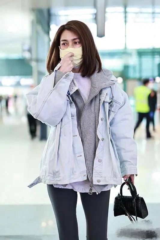 洪欣 不打光不修图,这才是洪欣真实的素颜,黑眼圈重肤色不均有黄斑!