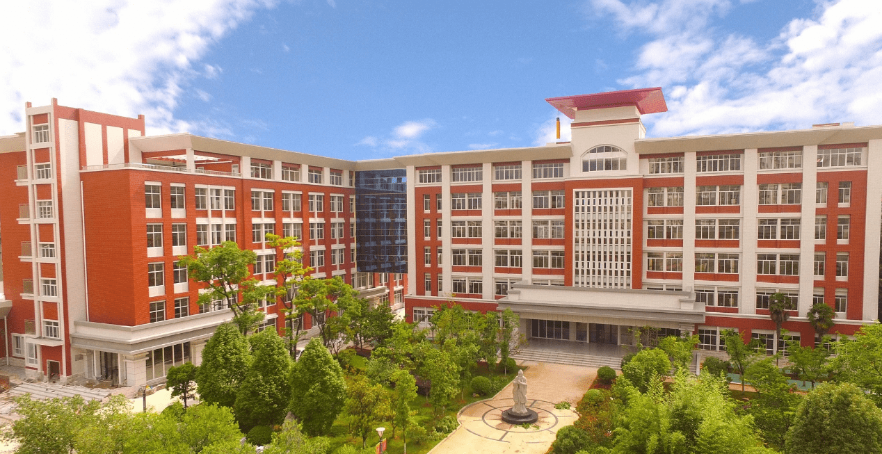 这所高中便是曲靖一中,虽然这所高中并没有昆明重点高中的省会优势