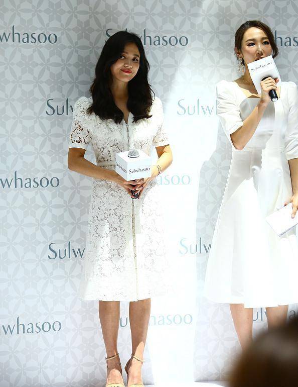 服装 宋慧乔虽然奔五了，生图还是这么的年轻，穿白裙一点不幼稚