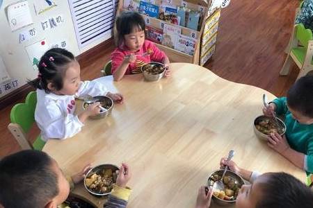 豆豆|孩子吃饭慢还没吃完被收走，家长找老师理论，老师反驳：还惯着？