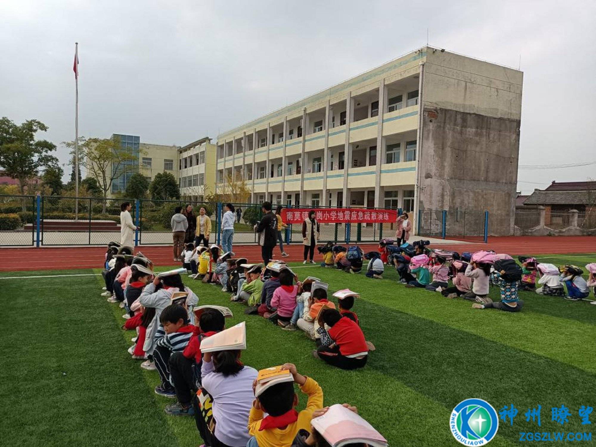 海安市南莫镇沙岗小学开展地震应急避险疏散演练活动