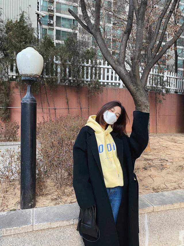 卫衣 秋冬不建议单穿卫衣，可以试试这3种搭配方法，比单穿还高级时髦