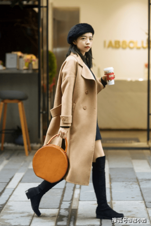 毛衣 奔三奔四的女人,建议多穿大衣+“长筒靴”或“短靴”,时髦洋气