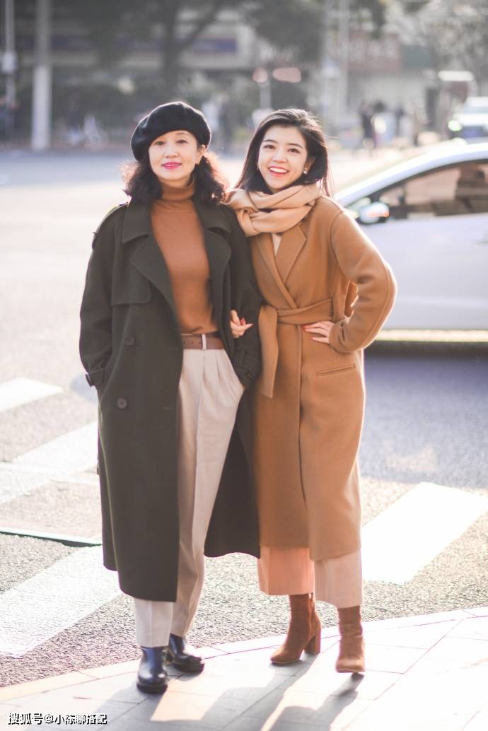 颜色 60岁妈妈比女儿会穿,秋天“大衣+毛衣”,越老越洋气优雅