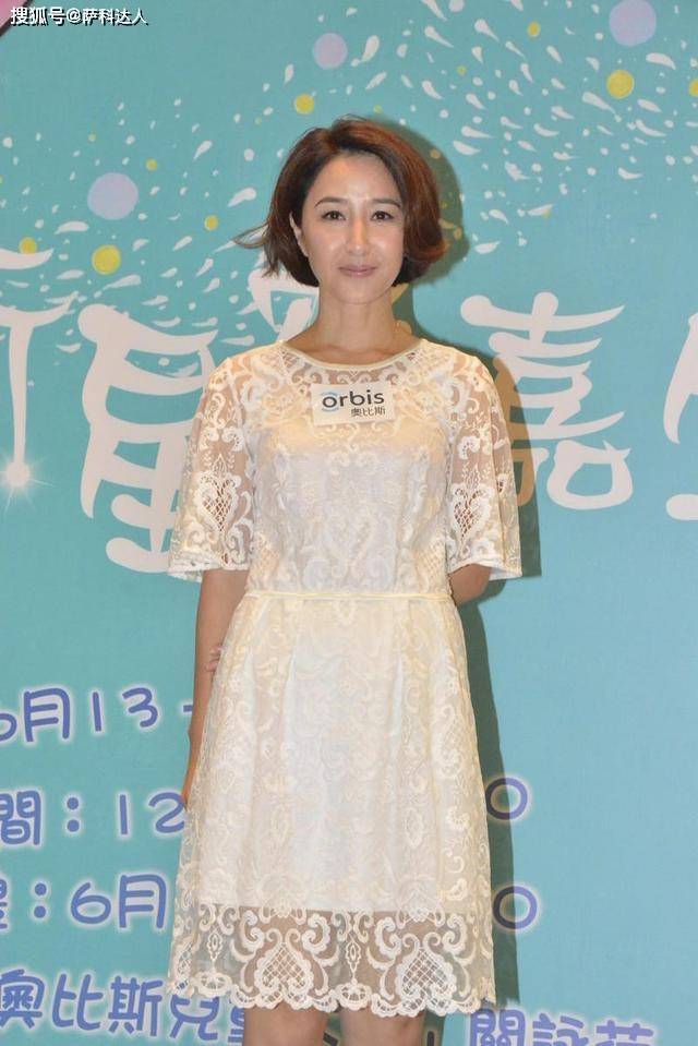 设计 关咏荷果然是人生赢家，穿白色连衣裙配波波头，55岁惊艳了时光
