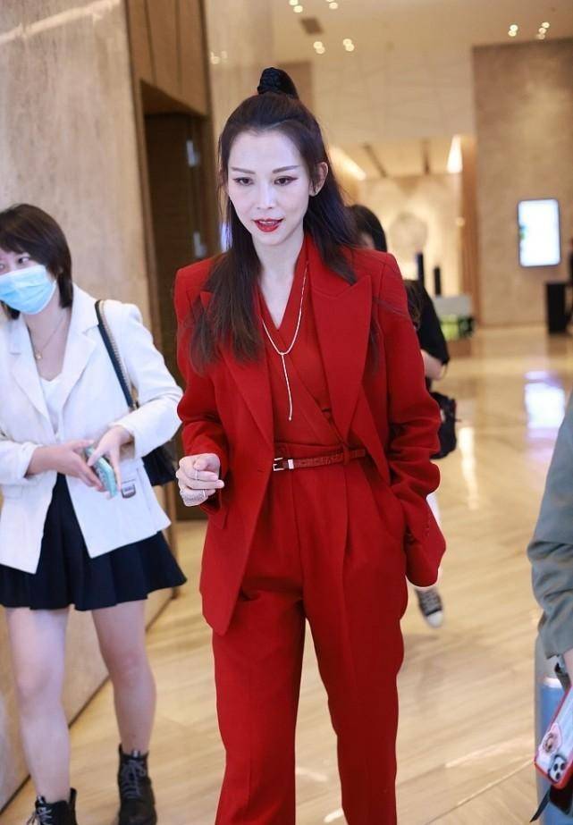 眼袋 蔡少芬为了张晋真是太拼了，顶着眼袋也要上班，造型太显老了