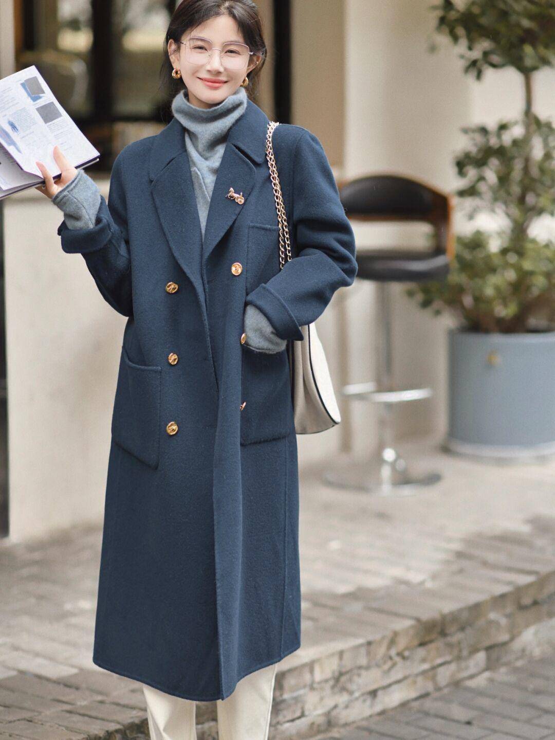 注入 这个秋天熟女都爱穿“大衣+高领衫”，优雅知性，关键还很保暖