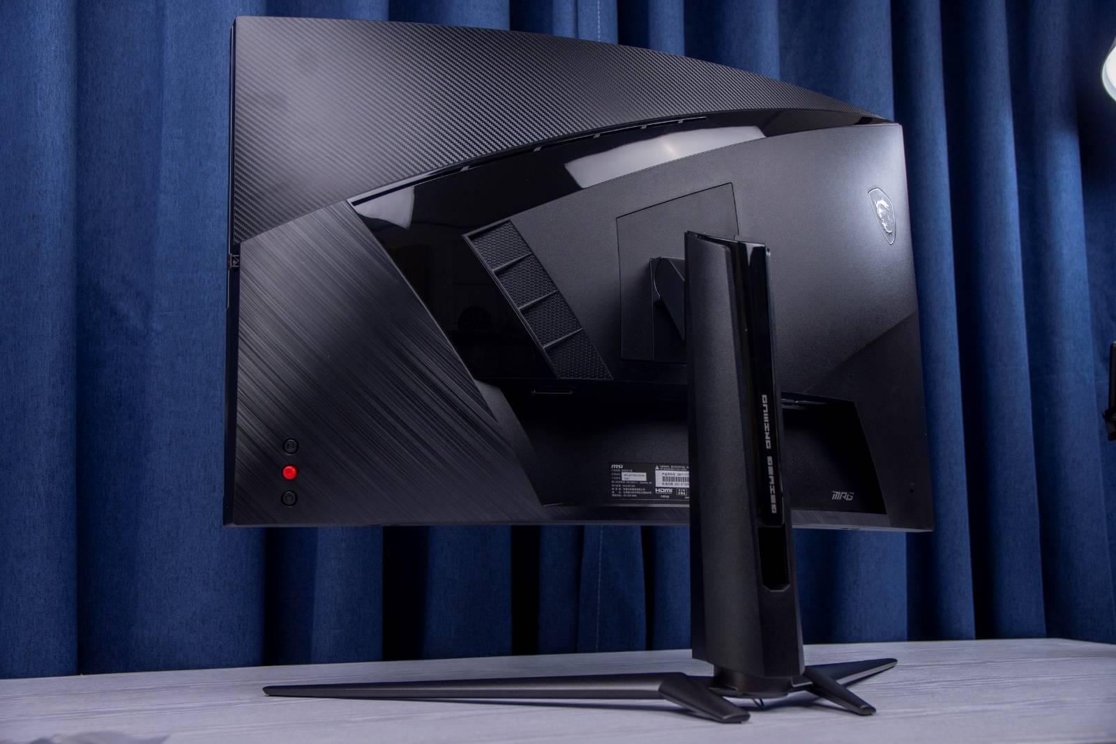 32英寸1000r曲屏显示器评测微星月神323cqr玩游戏更有沉浸感