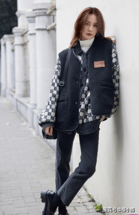 藏蓝色 刘诗诗彻底换风格了，穿卡其色风衣配连帽卫衣，连气质都变洋气了