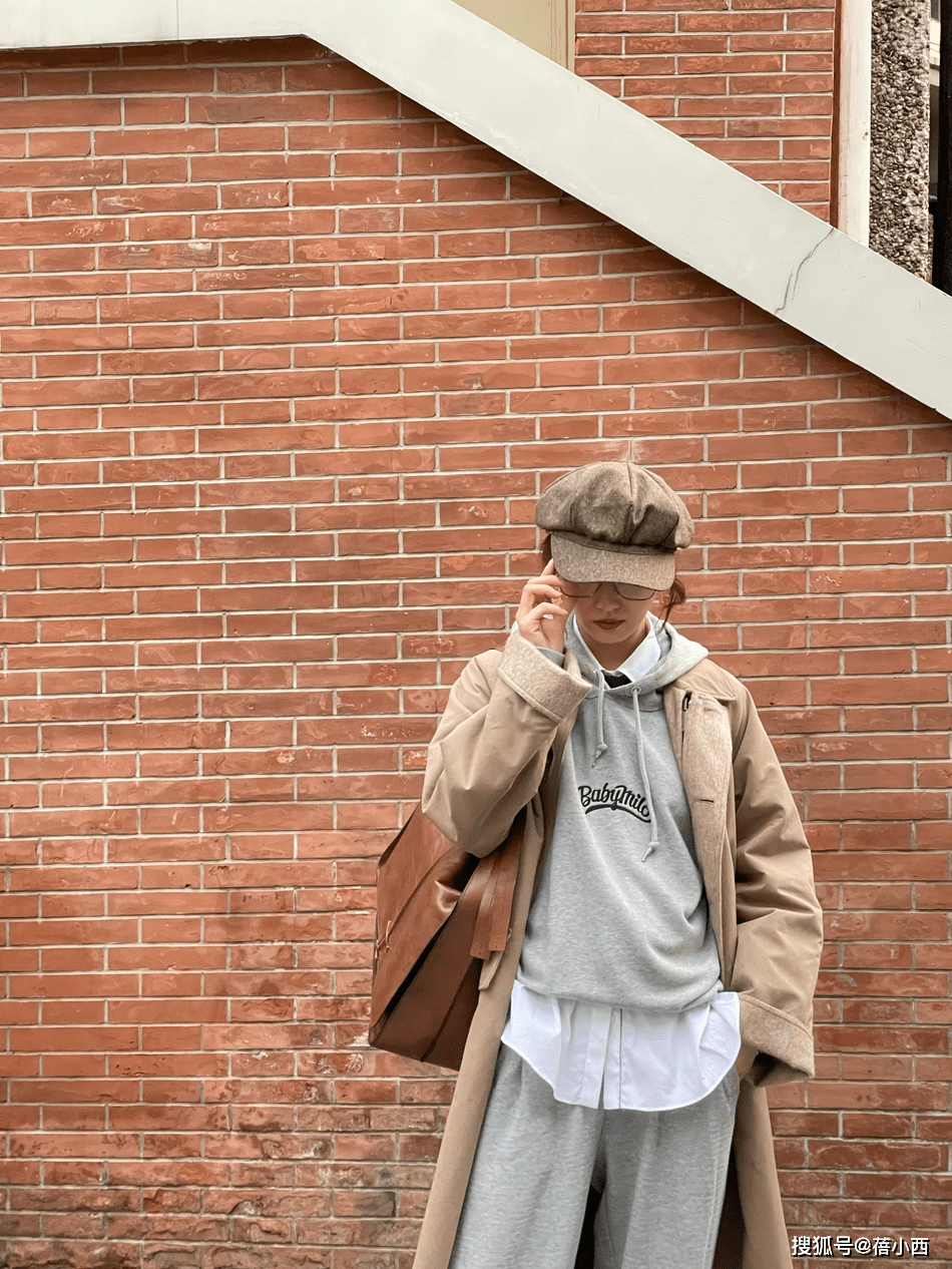 藏蓝色 刘诗诗彻底换风格了，穿卡其色风衣配连帽卫衣，连气质都变洋气了