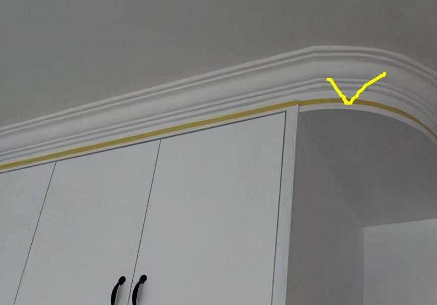 装衣柜一定要在顶部弄一层石膏线真是太聪明了耐用又美观