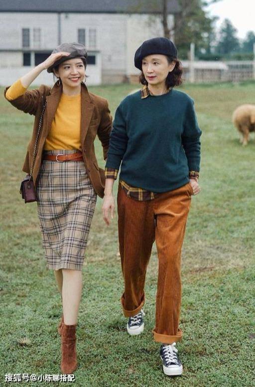 颜色 60岁妈妈比女儿会穿,秋天“大衣+毛衣”,越老越洋气优雅