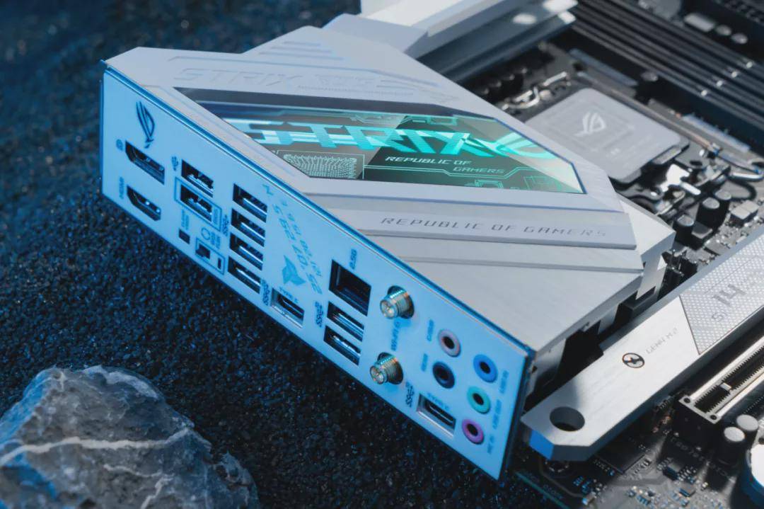 玩家|潮品装甲引领全新战斗形态 ROG STRIX Z690吹雪主板降临