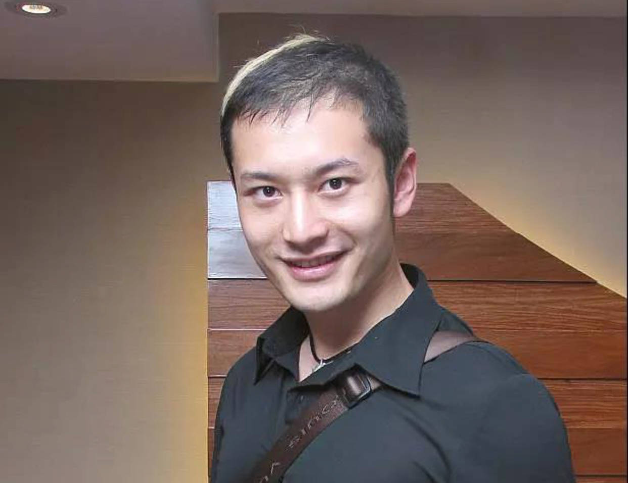 发型撞脸葛优、演清宫戏不用剃头，“秃头”毁了多少高颜值明星？
