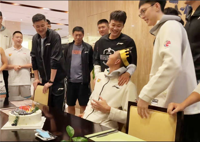 退役|易建联过生日气场太强！转身一瞪坏笑的赵睿，没人敢拿蛋糕偷袭他