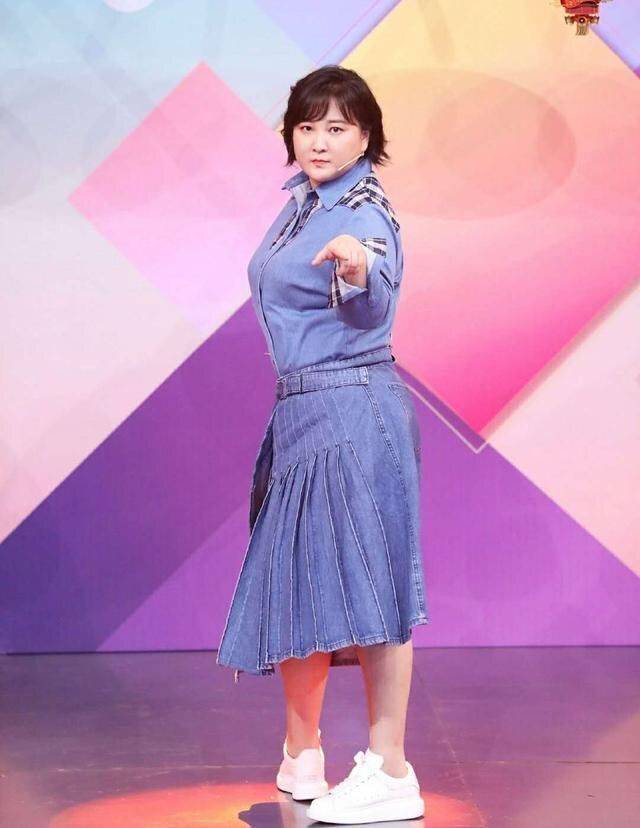 骨子里 贾玲胖得很坦荡，把仙气纱裙穿出“围裙”的感觉，骨子里依然自信