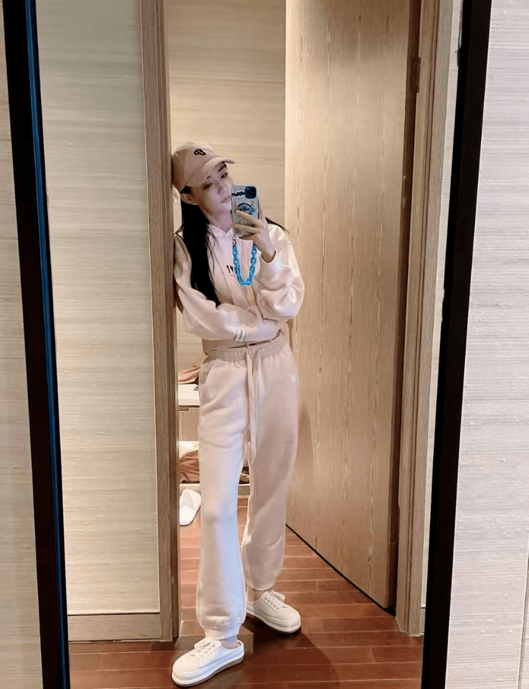 毛衣 徐璐的身材和气质真好，穿绿色小西装搭配牛仔裤，高级又时髦！