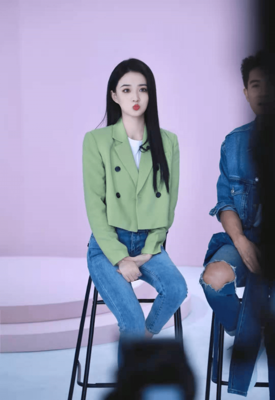 毛衣 徐璐的身材和气质真好，穿绿色小西装搭配牛仔裤，高级又时髦！