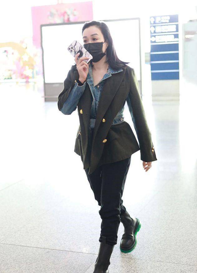 设计 钟丽缇一身潮装现身机场，西装混搭牛仔上身，比年轻人都还敢穿